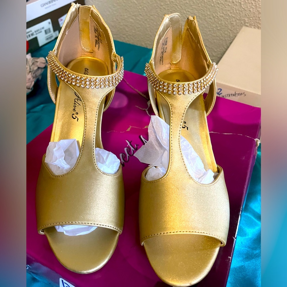 Size 7.5.  Beautiful dress shoes